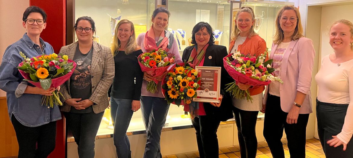 Die Mitglieder des Altes Beueler Damenkomitee feiern bei der Jahreshauptversammlung24 mit Blumensträußen und Urkunde.