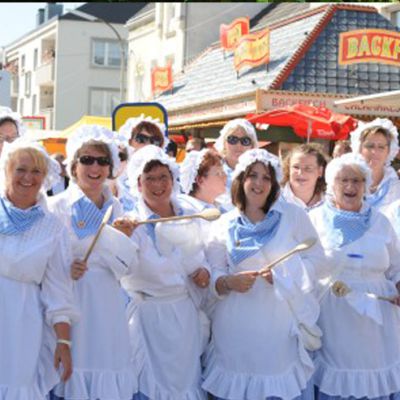 Die fröhlichen Damen des Altes Beueler Damenkomitees feiern die Weiberfastnacht in traditionellen Kostümen.