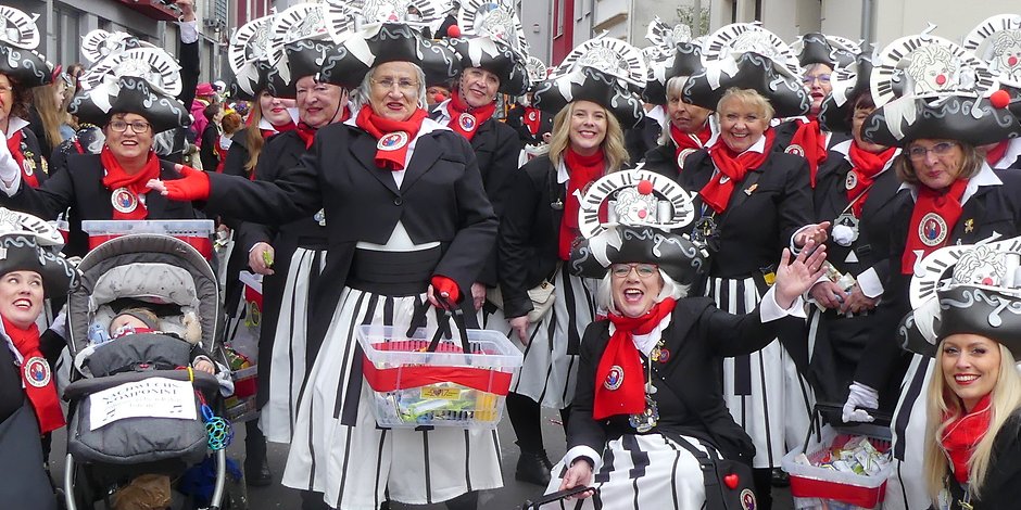 Karnevalszug in Beuel mit Beethoven an jeder Eck